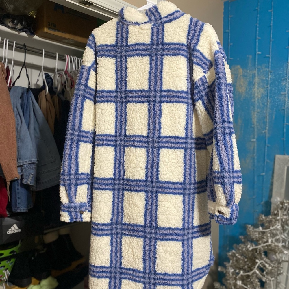 Long, fuzzy and comfortable long coat to keep warm